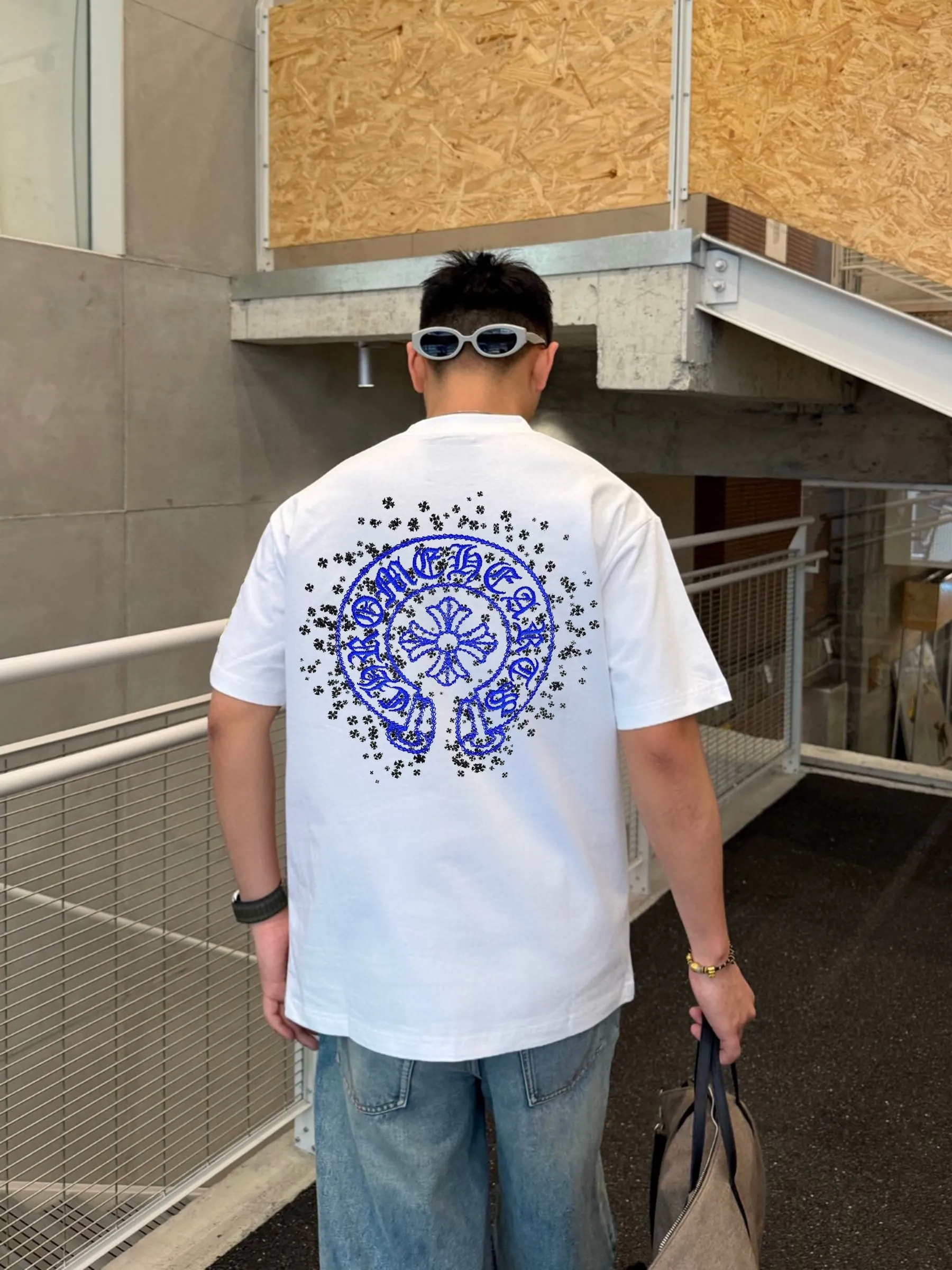 🅿️190 Year-round large supply, Croxin🔥🔥4050 new spring and summer fashionable round neck short sleeves👍high-end customization and versatile styles! It is more practical and can be easily controlled by anyone 🔥Made from 95% cotton + 5% Tencel 🔥fabric, it feels very nice, does not cause pilling, and does not deform. It is luxurious and classic 🐮logo design, very classy 👍A must buy for those who know the goods! The cut is a loose fit, suitable for both men and women! It shows your aura and also highlights your sophistication. This is its uniqueness. The effect on the upper body is very good. Size: S-XXL ⚠️Reference (model trying on, height 173cm, weight 145kg, wearing size L), can wear up to 200kg.